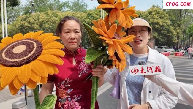 聋哑大妈穿旗袍捧向日葵为考生加油