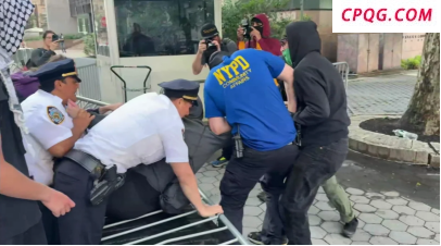 纽约近150名示威者与警方冲突