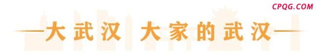 考生被大雨困在地铁站 工作人员帮忙