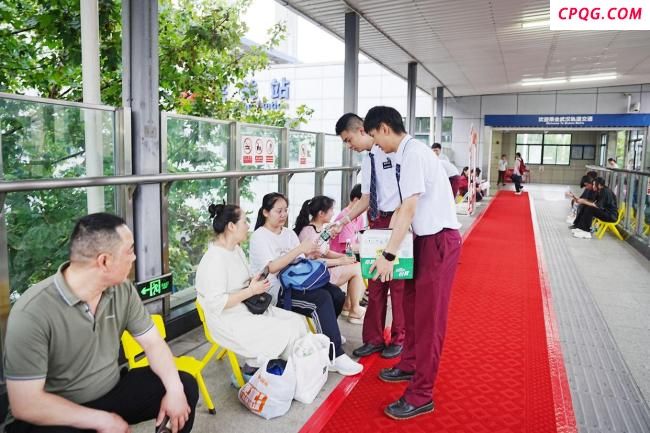 考生被大雨困在地铁站 工作人员帮忙 暖心护考举措获赞