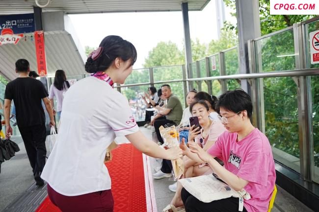 考生被大雨困在地铁站 工作人员帮忙 暖心护考举措获赞