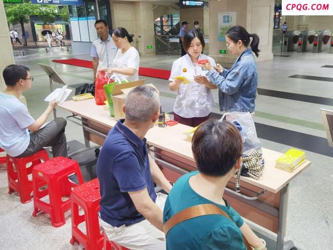 考生被大雨困在地铁站 工作人员帮忙 暖心护考举措获赞