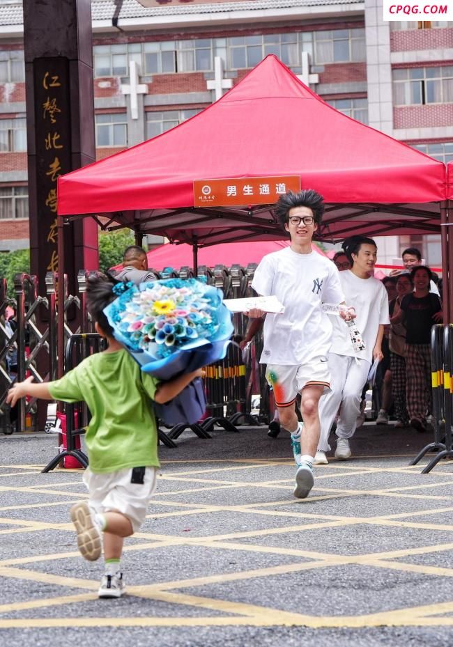 6岁弟弟冲向跑出考场的哥哥 暖心一幕感动众人