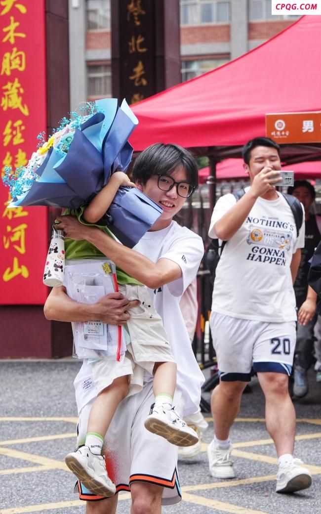 6岁弟弟冲向跑出考场的哥哥