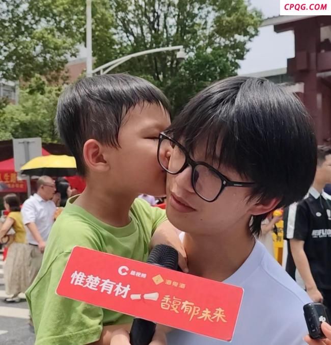 6岁弟弟冲向跑出考场的哥哥 暖心一幕感动众人