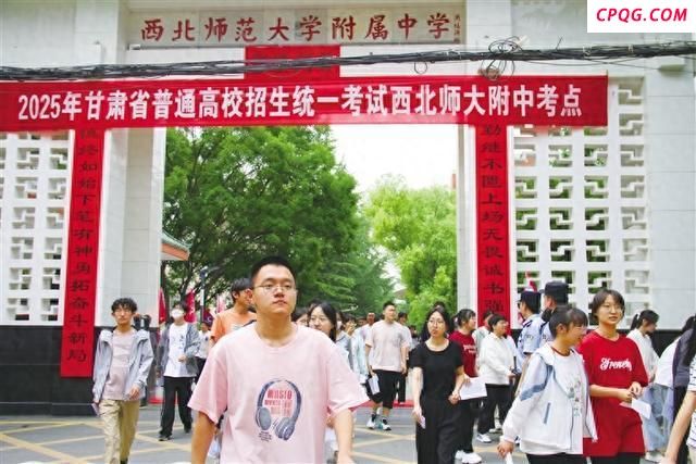 部分考生考完全部科目谈结果心态平稳