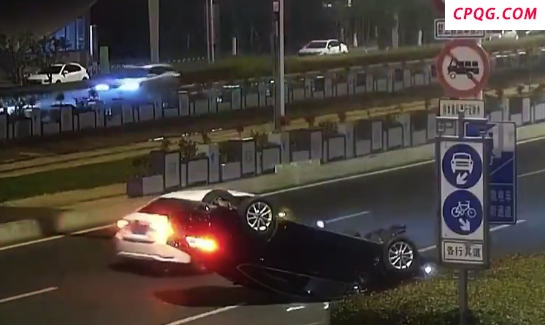 司机瞌睡翻车网约车师傅出手救人 司机瞌睡翻车网约车师傅出手救人