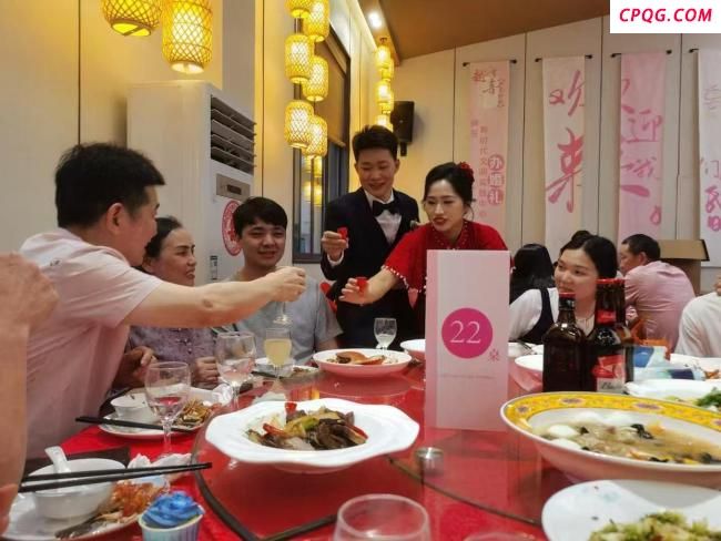 年轻人为何选择简办婚礼