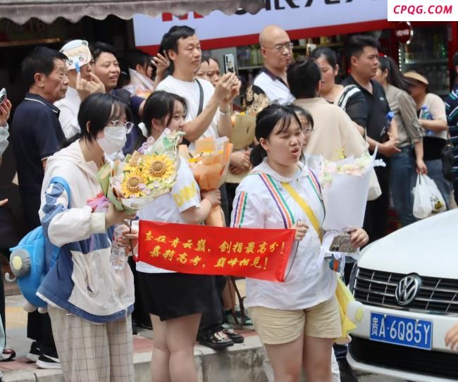 回顾各地考生花式出考场 喜悦与期待交织