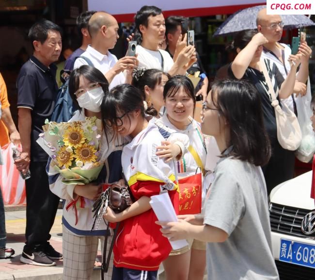 回顾各地考生花式出考场 喜悦与期待交织