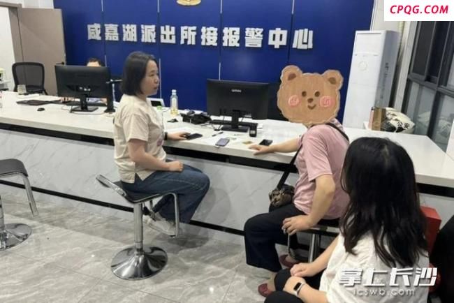 民警夺过老人手机保住60万