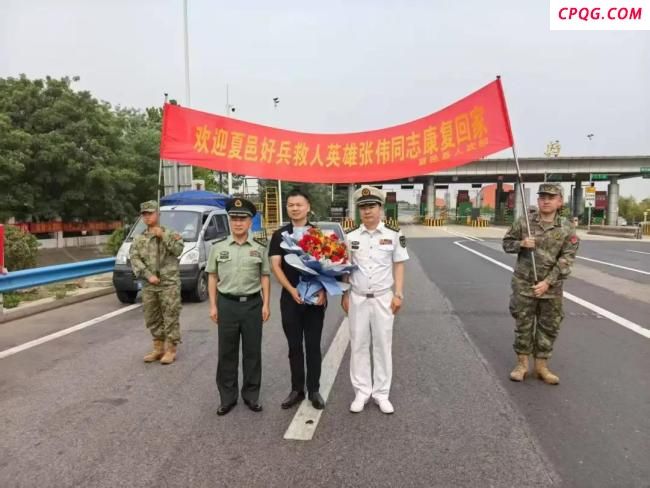 军人张伟回忆水里连救5人情景哭了 忠孝难两全的选择