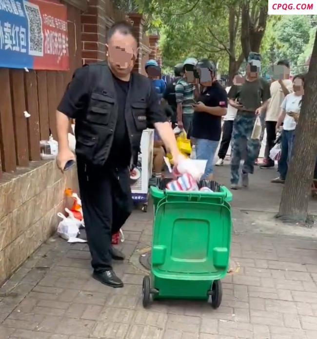 湖南一大学职工将学生外卖丢垃圾桶