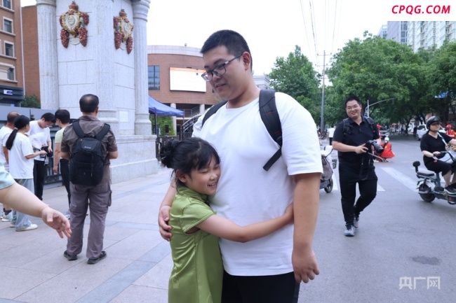 高考落幕 青春正扬帆起航 陪考亲友团“花式接考”