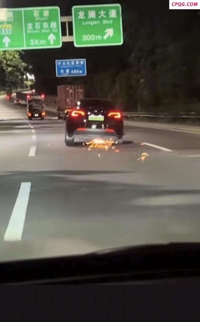 深圳一特斯拉高速爆胎疾行火花四溅