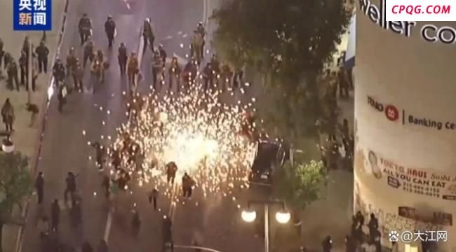 洛杉矶警方极力阻止抗议者前进