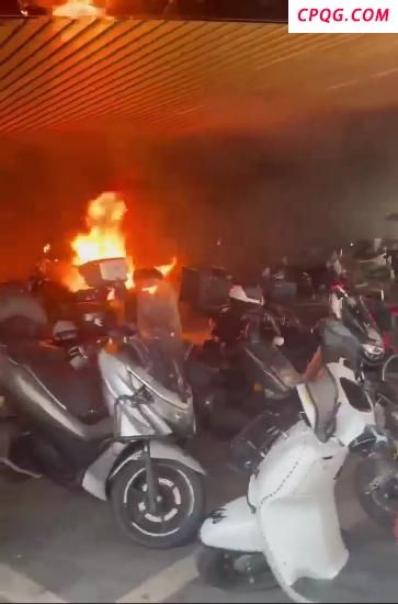 重庆一停电动车区域着火 无人员伤亡 电动车自燃引发关注