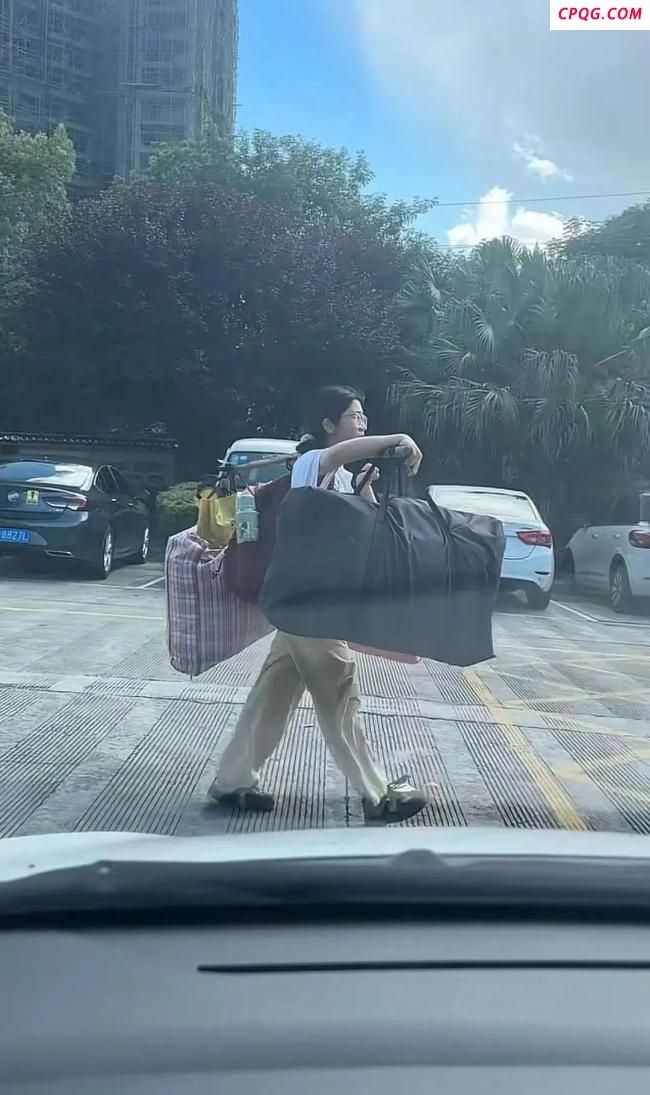 高考结束挑行李回家的女生想当老师 朴素身影引网友点赞