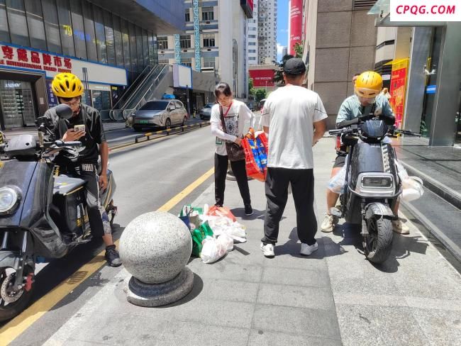 记者体验帮外卖员送外卖