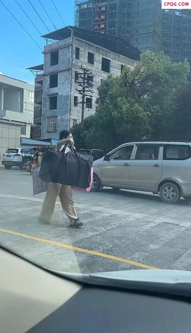 “挑扁担”女孩：梦想当一位老师