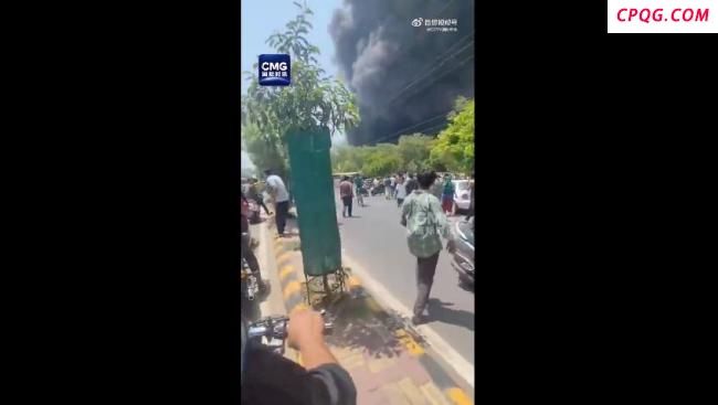 印度坠机机场上空冒起浓烟 伤亡不明载客量存争议
