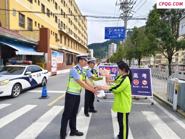双向奔赴！考生接过父亲送的花送给交警