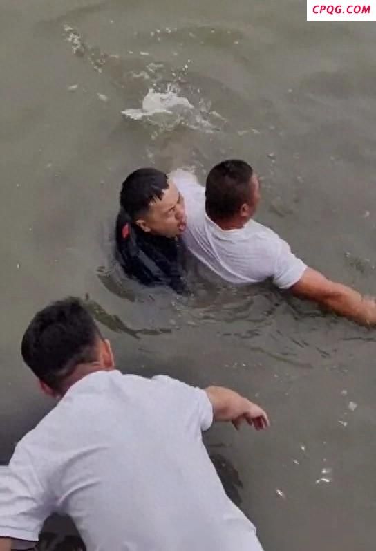 媒体人评军人跪母救人：彰显大义