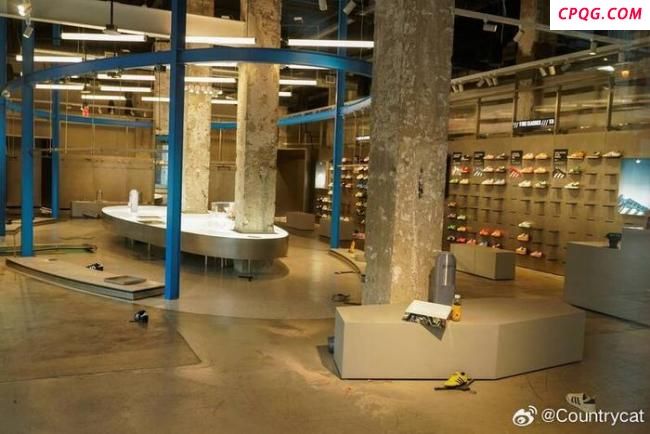 洛杉矶骚乱出现“零元购”，苹果、阿迪等商店遭洗劫！类似的骚乱在美国多个城市爆发