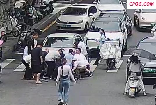 小孩被压车底49秒冲出29人抬车 警民合力救援