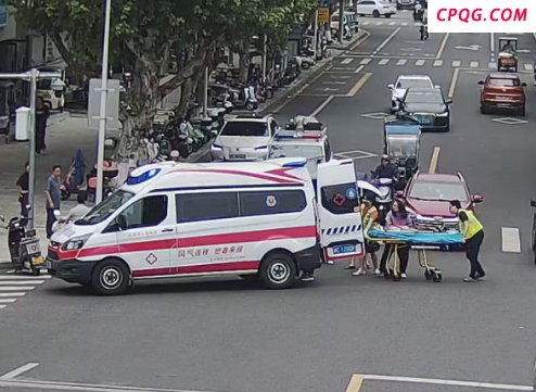 小孩被压车底49秒冲出29人抬车 警民合力救援