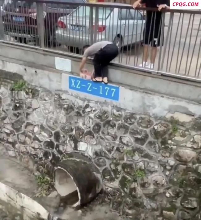 河道现大量钞票系精神障碍患者丢弃 警方介入调查