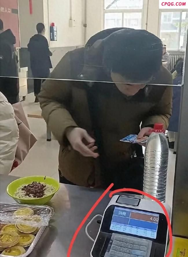 韦神食堂吃饭被围观 袋子遮脸也没用