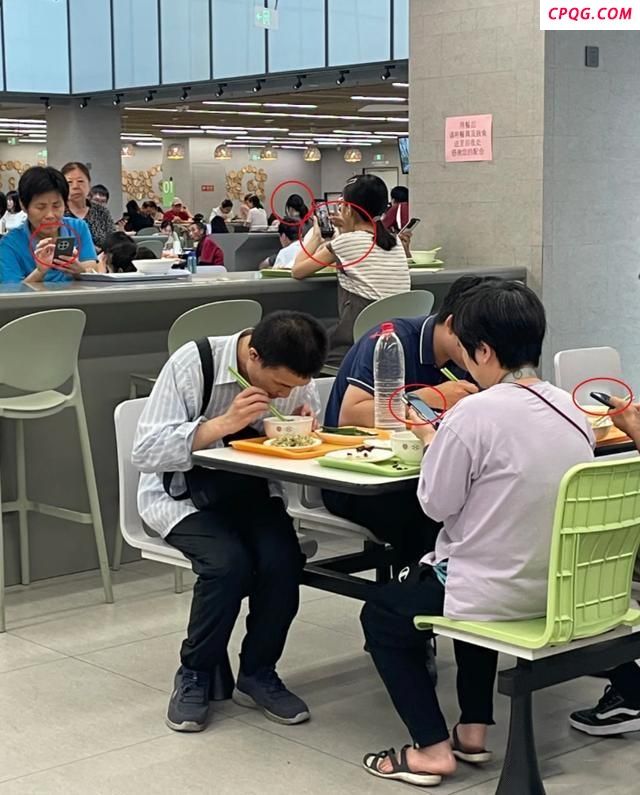 北大韦神食堂吃饭被围观 专注朴素引赞叹
