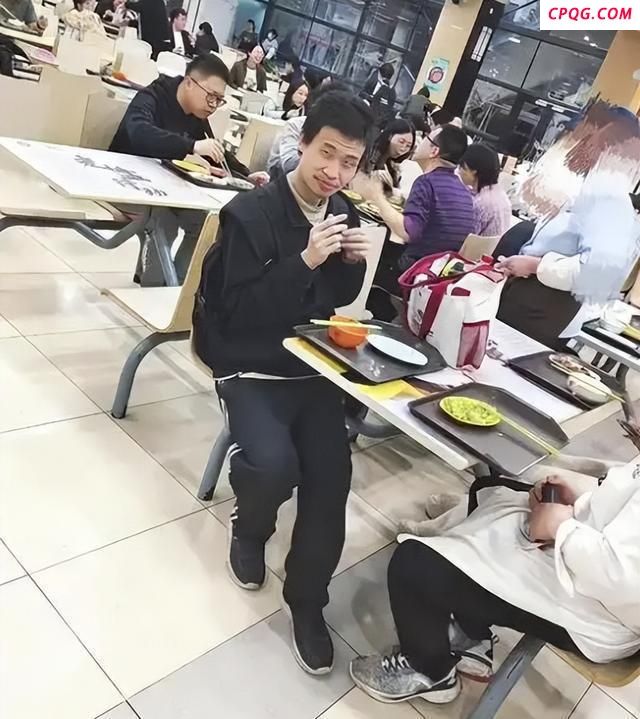 北大韦神食堂吃饭被围观 专注朴素引赞叹