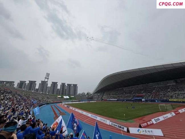 苏超扬州主场飞机编队起飞 为赛事加油助威
