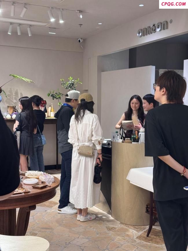 网友在上海逛街偶遇霍启刚郭晶晶 低调恩爱显亲和力