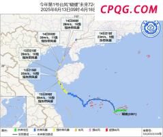两斤左右的水律蛇盘在垃圾桶下 民警派专业人士将蛇抓走