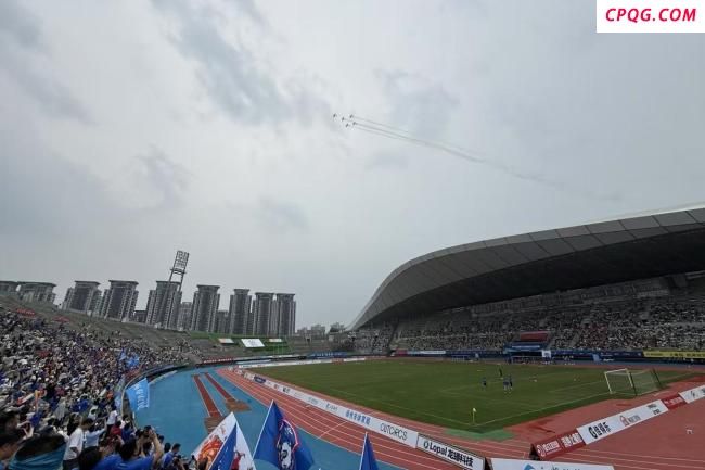 苏超扬州主场飞机编队起飞 为赛事加油助威