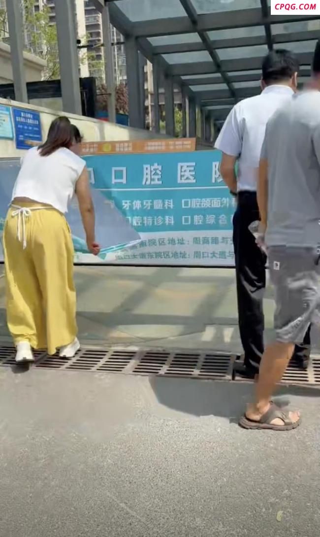 业主不满物业服务拆除小区商业广告 物业服务质量引争议