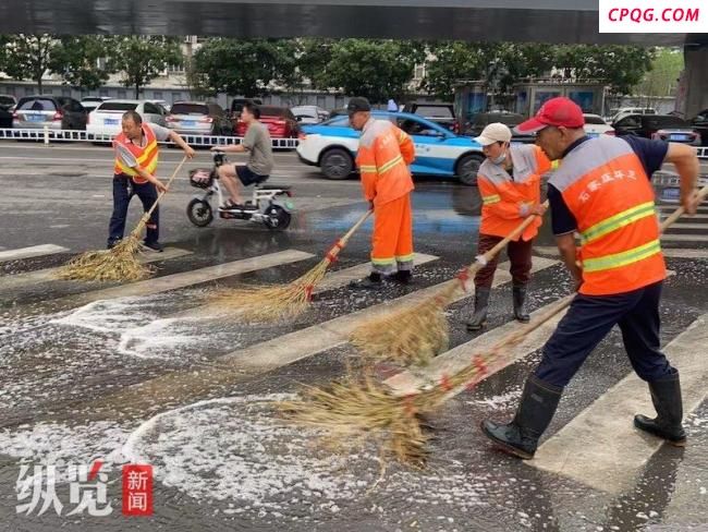 7300余名防汛人员雨中逆行 全力保障道路畅通