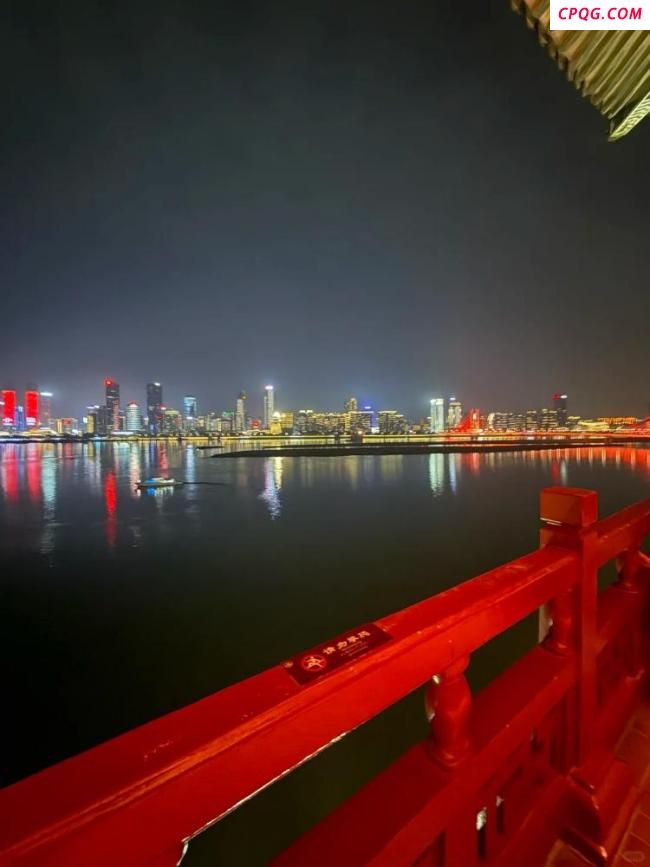 游客在滕王阁被无人机划伤 景区禁飞区事故引热议