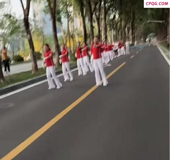 武汉大妈拉线封路跳广场舞 当地回应