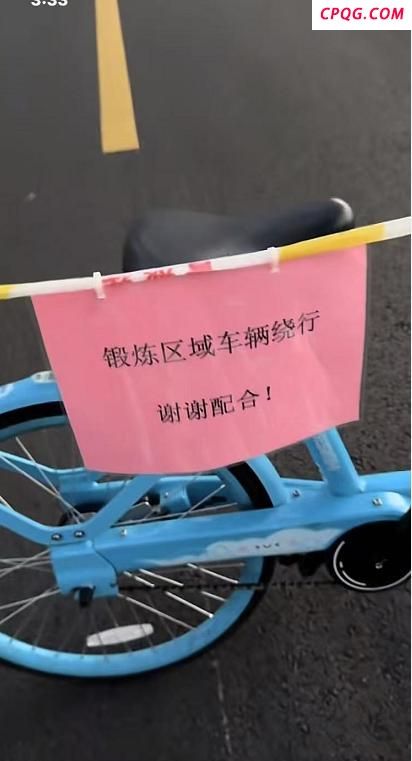 武汉大妈拉线封路跳广场舞 当地回应 建议报警处理