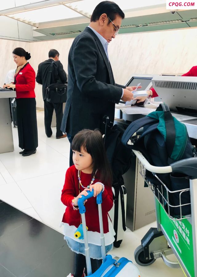 尔冬升父女俩相差61岁引热议 慈父宠爱女儿