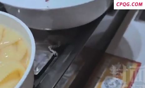 北京一自助火锅店出现老鼠 视频引发广泛关注