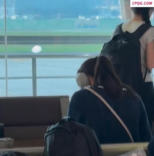 17岁森碟独自坐飞机被偶遇 成长中的风一样女孩