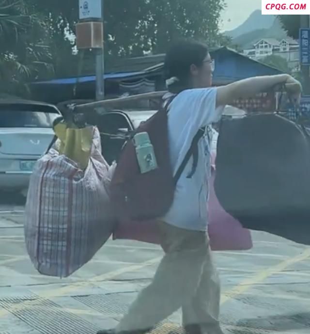 白岩松祝福扁担女孩