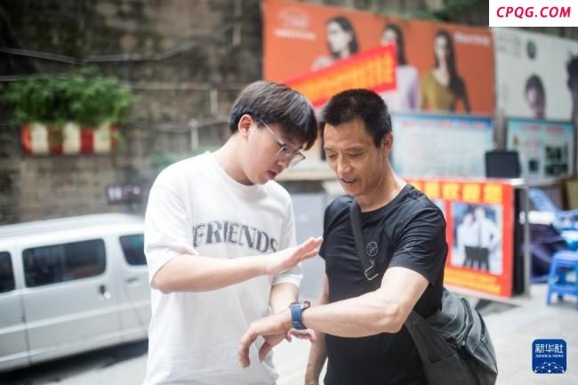 “棒棒”父亲收到了儿子的礼物