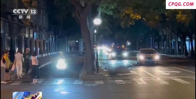 央视曝光电动自行车滥用远光灯 夜间出行隐患多