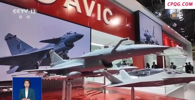 歼10CE模型亮相巴黎航展引外国人围观